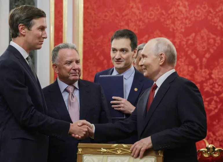 Il presidente russo Vladimir Putin (a destra) dà il benvenuto al genero di Trump, Jared Kushner (a sinistra) e all'inviato presidenziale degli Stati Uniti Steve Witkoff (a sinistra) durante il loro incontro al Cremlino di Mosca, Russia, il 5 settembre 2026. [Gavriil Grigorov Sputnik/Kremlin/EPA]