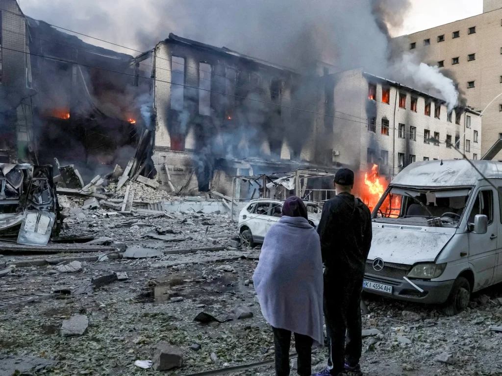 Almeno cinque persone sono state uccise negli attacchi russi a Kiev, in Ucraina