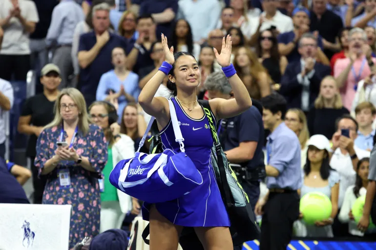 Alexandra Eala delle Filippine saluta la folla dopo aver perso contro Iva Jovic degli Stati Uniti durante il terzo round della partita di tennis del singolo femminile il settimo giorno del torneo di tennis US Open all'USTA Billie Jean King National Tennis Center di New York City il 5 settembre 2026. (Foto di Leonardo MUNOZ / AFP)