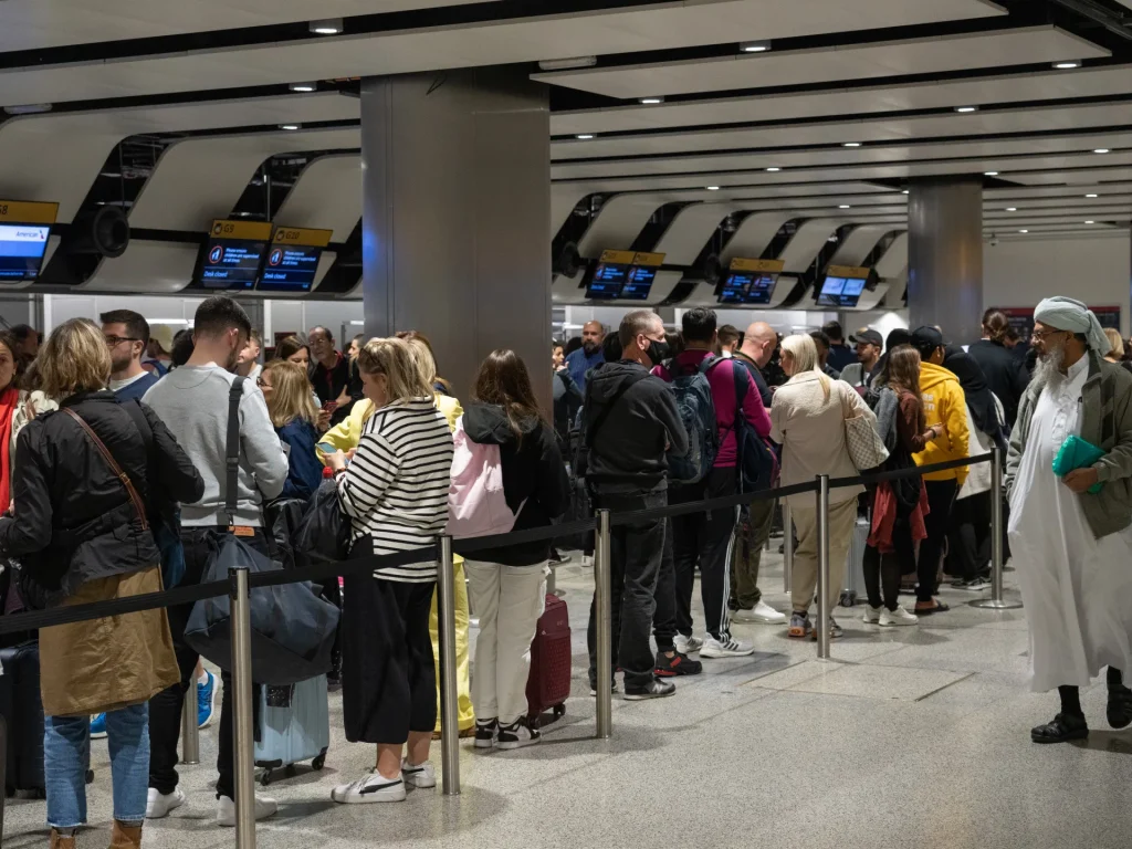 I viaggiatori del Regno Unito si trovano ad affrontare un nuovo caos poiché sempre più voli vengono cancellati a causa di un problema tecnico