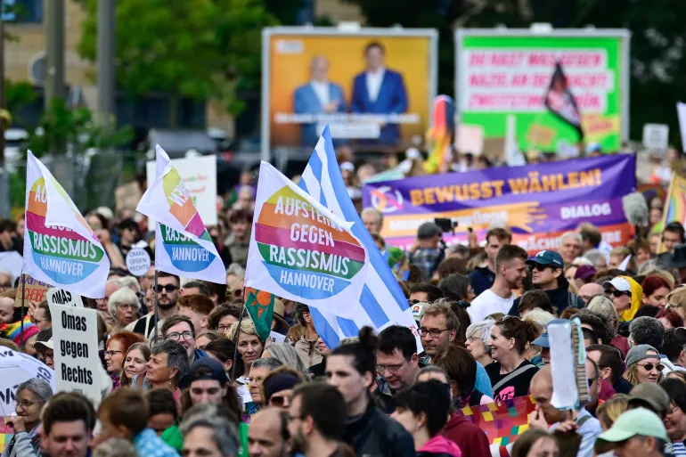 Le persone si riuniscono per manifestare a favore di una società aperta basata sulla solidarietà durante un festival della democrazia a Magdeburgo, nella Germania orientale, il 5 settembre 2026, un giorno prima delle elezioni regionali nello stato federale orientale della Sassonia-Anhalt.