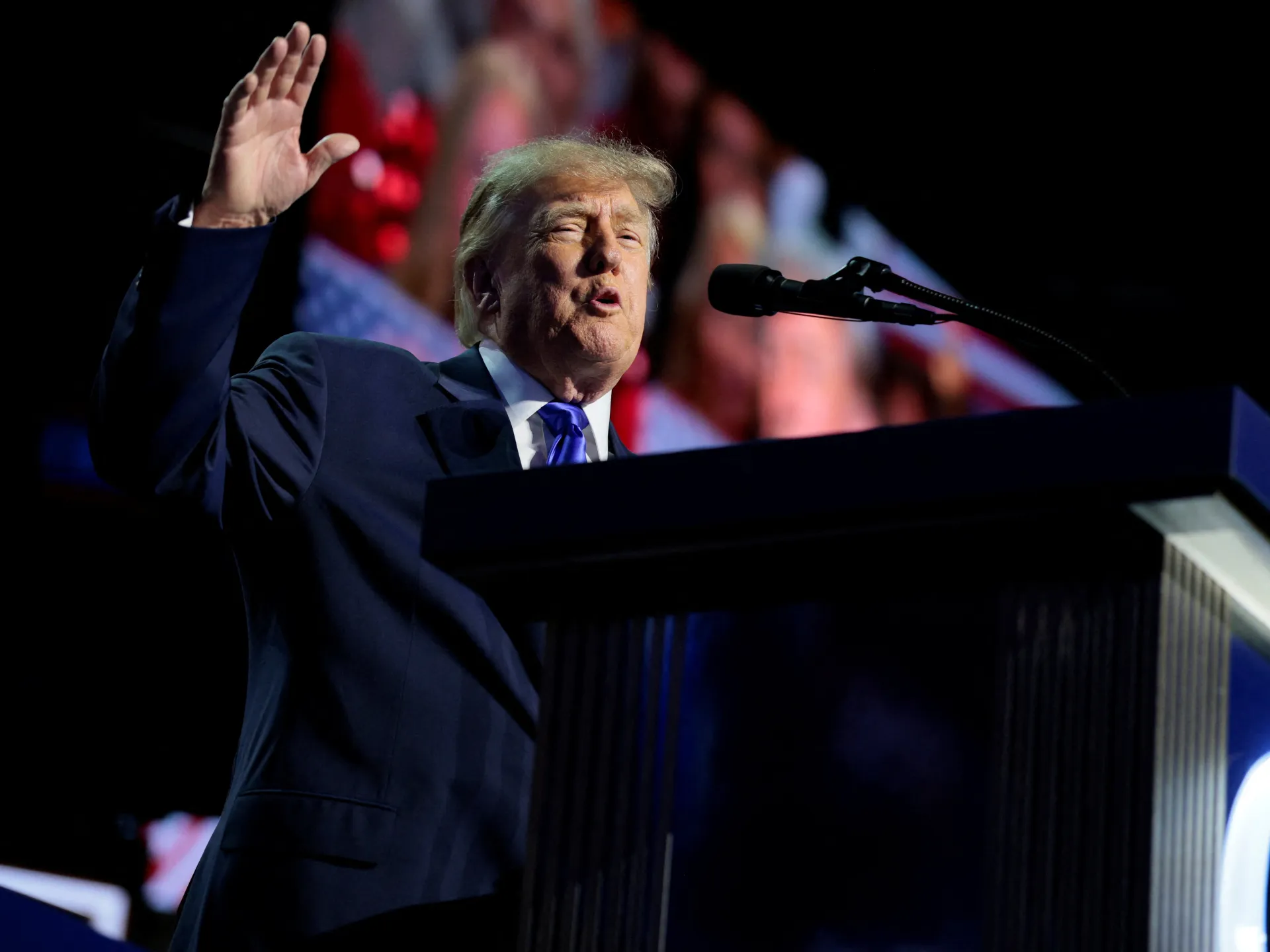 Trump pagherà 5.000 dollari a tutti gli adulti statunitensi? Alcuni sostenitori di Trump sono scettici