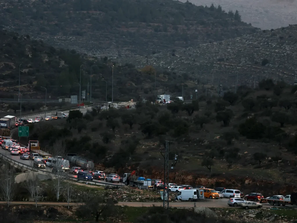 I posti di blocco israeliani in Cisgiordania stanno soffocando l’economia palestinese
