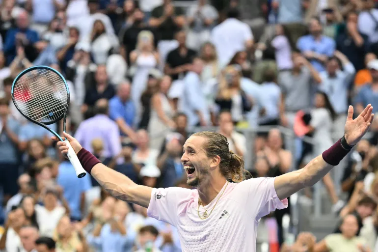 Il tedesco Alexander Zverev festeggia la sconfitta dell'americano Ben Shelton nella finale di tennis maschile del quindicesimo giorno del torneo di tennis US Open all'USTA Billie Jean King National Tennis Center di New York il 13 settembre 2026. (Foto di ANGELA WEISS / AFP)