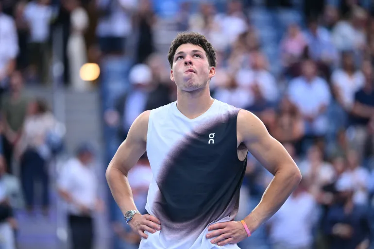 Ben Shelton degli Stati Uniti reagisce dopo aver perso la partita finale di tennis maschile contro il tedesco Alexander Zverev il quindicesimo giorno del torneo di tennis US Open all'USTA Billie Jean King National Tennis Center di New York City il 13 settembre 2026. (Foto di ANGELA WEISS / AFP)