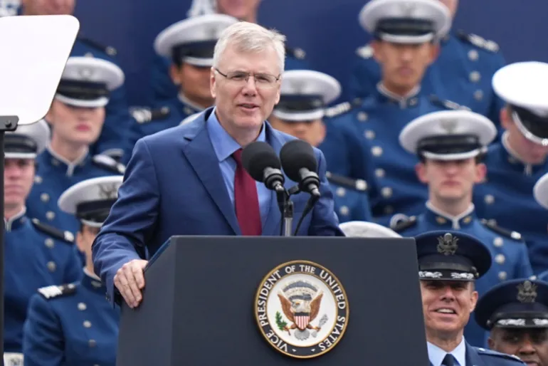 Il segretario dell'aeronautica americana Troy Meink parla durante la cerimonia di laurea del 2026 presso la US Air Force Academy, a Colorado Springs, Colorado, Stati Uniti, il 28 maggio 2026