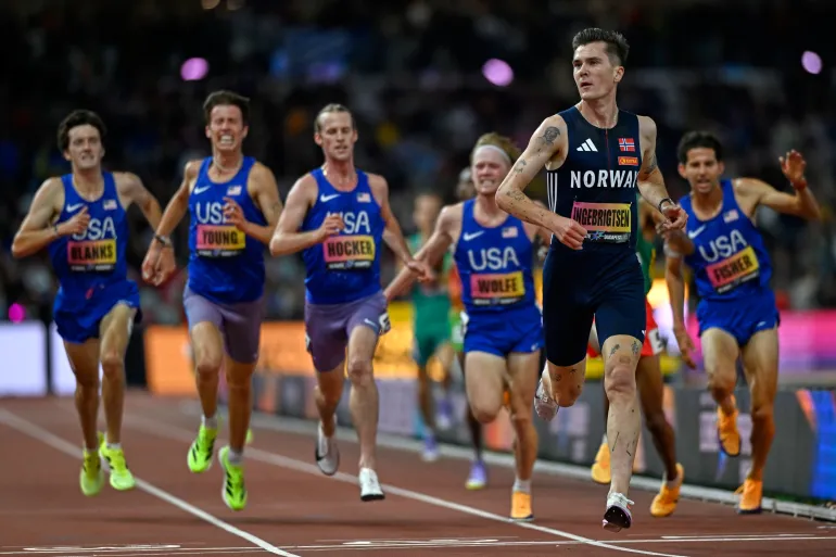 Jakob Ingebrigtsen, norvegese, taglia il traguardo vincendo la finale dei 5.000 metri maschili durante il Campionato mondiale di atletica leggera Ultimate a Budapest, Ungheria, venerdì 11 settembre 2026. (AP Photo/Denes Erdos)