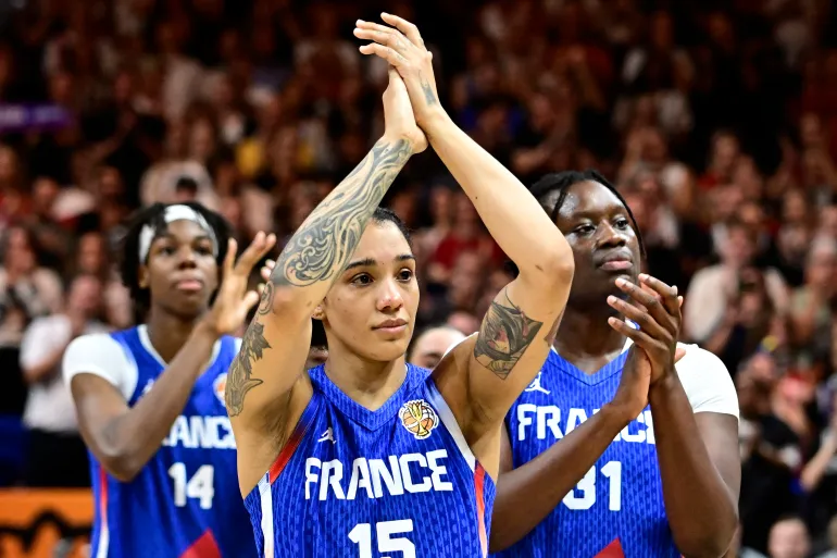 L'attaccante francese n. 15 Gabby Williams reagisce dopo la partita finale della Coppa del mondo di basket femminile FIBA 2026 tra Stati Uniti e Francia a Berlino il 13 settembre 2026. (Foto di Tobias SCHWARZ / AFP)