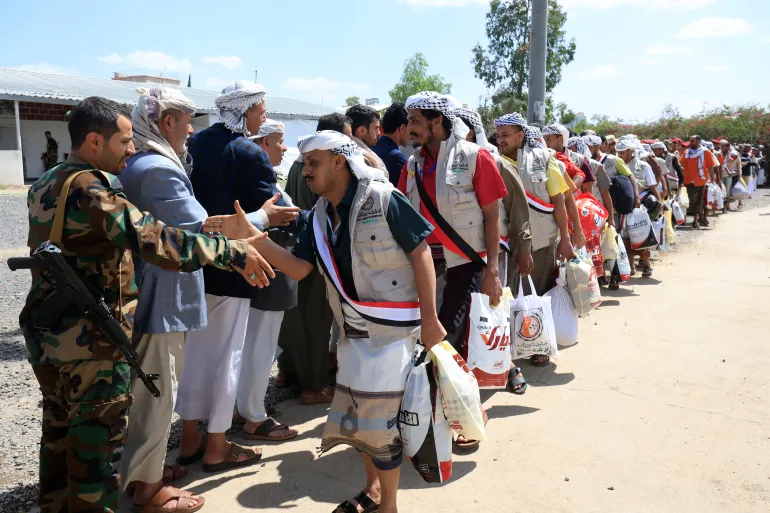 epa13234647 I prigionieri Houthi liberati vengono accolti dai funzionari Houthi dopo essere stati rilasciati dai centri di detenzione gestiti dalle forze governative, a Sana'a, Yemen, il 12 settembre 2026. Le forze Houthi hanno liberato 200 combattenti, che erano stati imprigionati dalle forze governative nello Yemen sudoccidentale, dopo aver sequestrato la città portuale di Mokha sul Mar Rosso dalle truppe governative yemenite in ritirata durante un'offensiva vicino allo stretto di Bab Al-Mandab. EPA/YAHYA ARHAB
