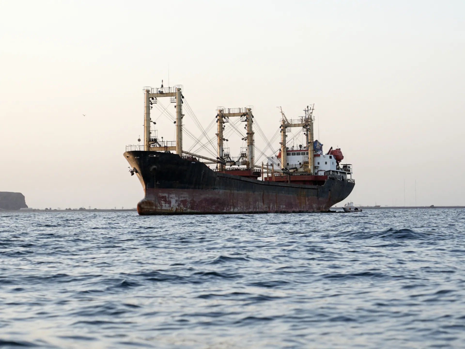 L’Italia schiererà navi da guerra per proteggere la navigazione attraverso Bab al-Mandeb