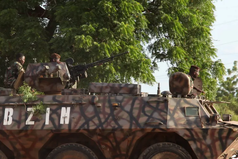 Un veicolo blindato militare prende posizione per strada dopo un attacco all'aeroporto e alla presidenza a Niamey, in Niger, nell'agosto 2026 [File: Reuters]