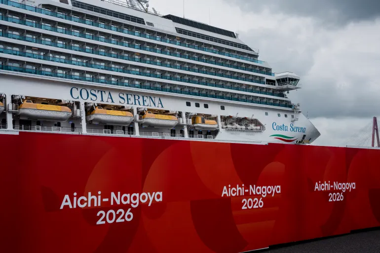 La Costa Serena, una nave da crociera lunga 290 metri che sarà utilizzata come struttura ricettiva per atleti e funzionari durante i Giochi Asiatici del 2026, è vista nel porto di Nagoya a Nagoya, nella prefettura di Aichi, il 15 settembre 2026. (Foto di Fred Mery / AFP)