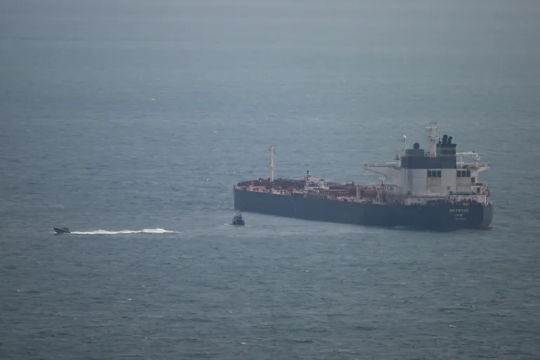 Una petroliera che opera come parte della flotta ombra russa viene intercettata dalle forze britanniche nel Canale della Manica, a Portland, in Inghilterra, il 15 giugno 2026