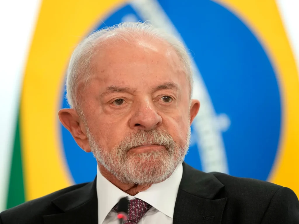 Il brasiliano Lula annuncia aumenti del welfare in vista delle elezioni presidenziali