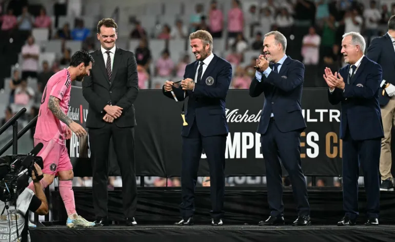 I comproprietari di Inter Miami David Beckham (3R), Jorge Mas (2R) e Jose Mas (R) esultano mentre l'attaccante argentino n. 10 Lionel Messi cammina per ricevere la sua medaglia dopo che la loro squadra ha sconfitto Cruz Azul del Messico nella finale della Campeones Cup al Nu Stadium di Miami, Florida