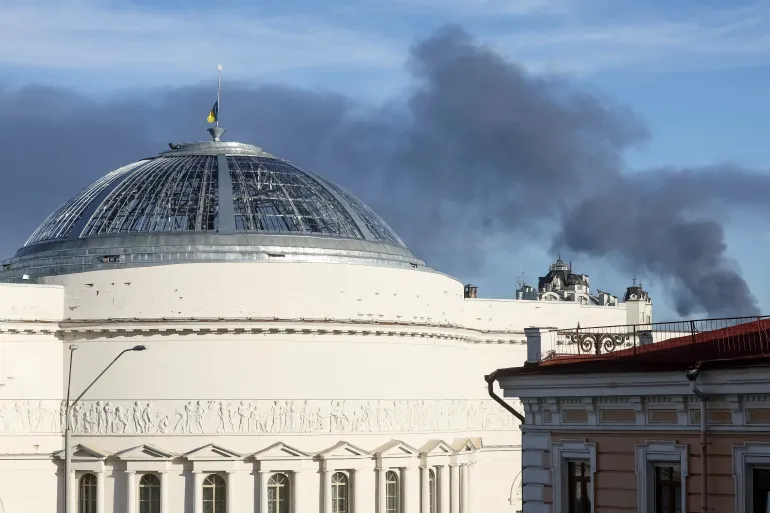 La bandiera sventola su un tetto mentre il fumo si alza in città durante un attacco di droni russi, in mezzo all'attacco della Russia all'Ucraina, a Kiev, Ucraina, 8 settembre 2026. REUTERS/Gleb Garanich IMMAGINI TPX DEL GIORNO