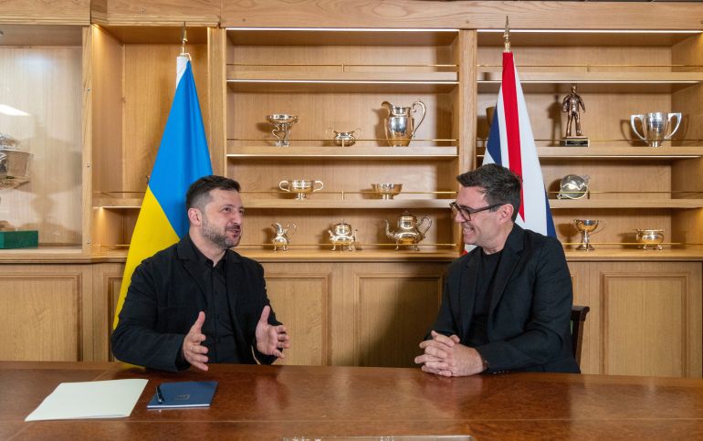 Il primo ministro britannico Andy Burnham, a destra, e il presidente ucraino Volodymyr Zelenskyy visitano la base navale di Sua Maestà a Portsmouth, Inghilterra, lunedì 27 luglio 2026. (Simon Jones/Pool Photo via AP)