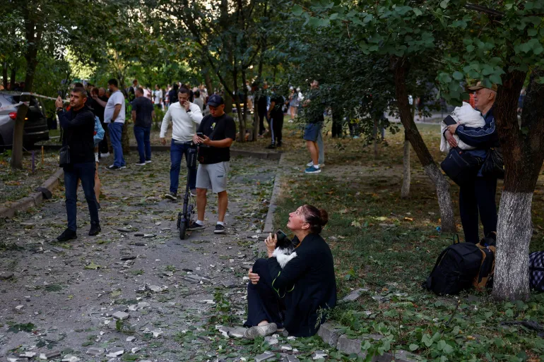 Una donna guarda il suo condominio colpito da un attacco di droni russi, nel mezzo dell'attacco della Russia all'Ucraina, a Kiev, Ucraina, il 9 settembre 2026. REUTERS/Valentyn Ogirenko IMMAGINI TPX DEL GIORNO