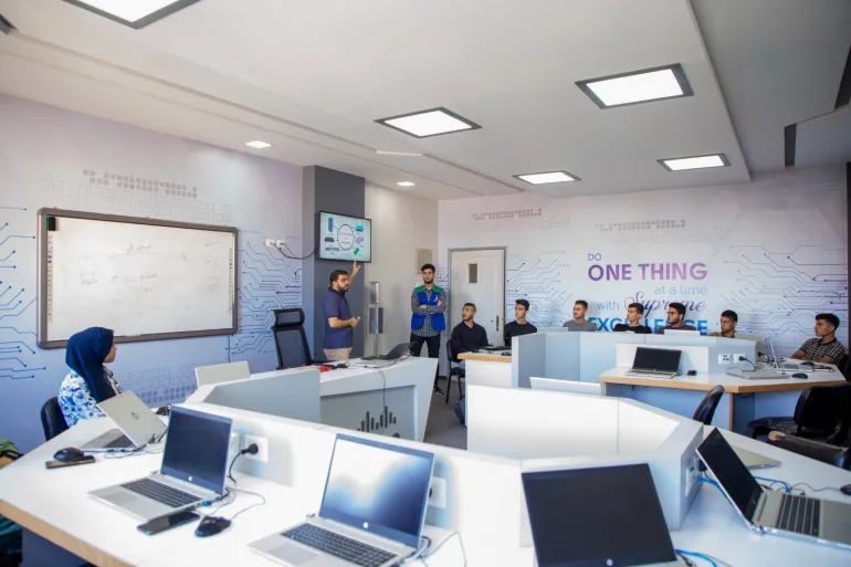 Una vista di un incubatore tecnologico a Gaza prima della guerra, che forniva un ambiente per la formazione, l'incubazione di progetti tecnologici e il sostegno agli studenti nei campi della tecnologia e dell'innovazione [Iyad Al-Qatrawi/ Oltre La Linea]