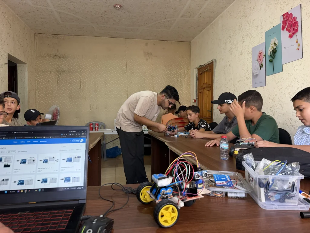 Mancano attrezzature, ma non ambizioni: gli studenti di Gaza cercano di tenere il passo con la tecnologia