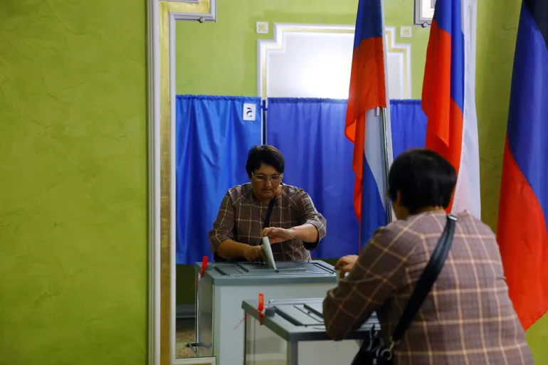 Un elettore vota in un seggio elettorale durante le elezioni parlamentari russe, nel corso del conflitto Russia-Ucraina, a Donetsk, Ucraina controllata dalla Russia, il 18 settembre 2026. REUTERS/Alexander Ermochenko