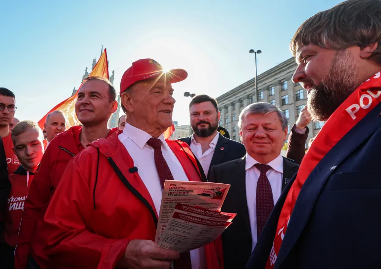 epa13243911 Il leader del Partito comunista russo (CPRF) Gennady Zyuganov (C) e il vicepresidente Dmitry Novikov (2-R) partecipano al raduno patriottico tutto russo
