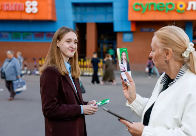 Polina Lermant, 24 anni, candidata per il partito liberale russo Yabloko che corre in una circoscrizione elettorale a mandato unico alle prossime elezioni parlamentari, distribuisce volantini ai passanti in una strada a Mosca, Russia, il 3 settembre 2026. REUTERS/Yulia Morozova