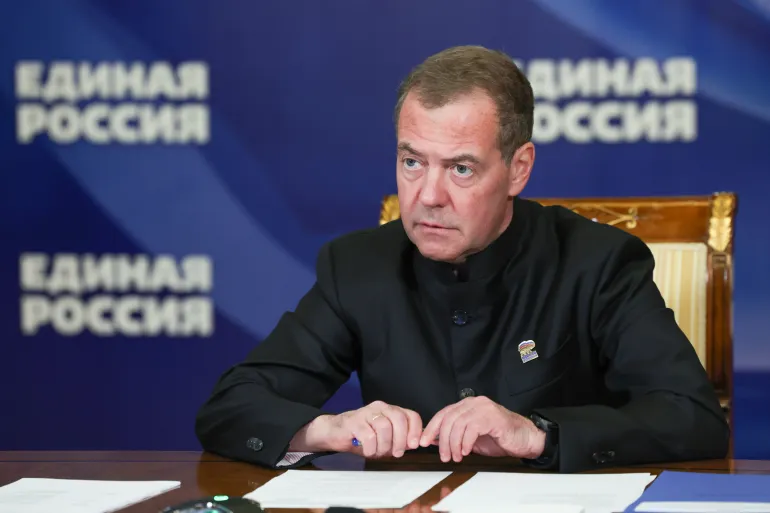epa13243927 Il vicepresidente del Consiglio di sicurezza russo e leader del partito politico Russia Unita Dmitry Medvedev tiene un incontro con i segretari dei rami regionali del partito in videoconferenza presso la residenza statale di Gorki fuori Mosca, Russia, il 16 settembre 2026. La Russia eleggerà la nuova Duma di Stato, la camera bassa del parlamento, durante la giornata di votazione unificata, dal 18 al 20 settembre. EPA/EKATERINA SHTUKINA / SPUTNIK / SERVIZIO STAMPA DEL GOVERNO / CREDITO OBBLIGATORIO POOL