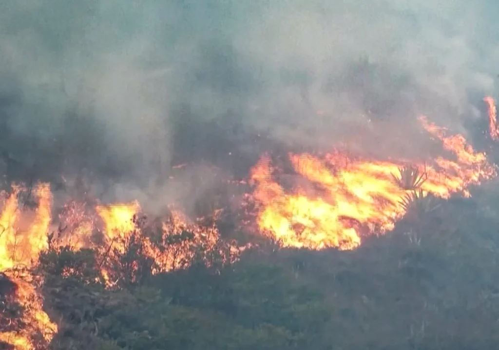 Un incendio boschivo nella Colombia centrale minaccia la città turistica di Villa de Leyva