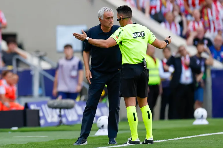 L'arbitro Miguel Angel Ortiz Arias parla con l'allenatore portoghese del Real Madrid Jose Mourinho durante la partita di calcio del campionato spagnolo tra il Club Atlético de Madrid e il Real Madrid CF allo stadio Metropolitano di Madrid il 20 settembre 2026. (Foto di Oscar DEL POZO / AFP)