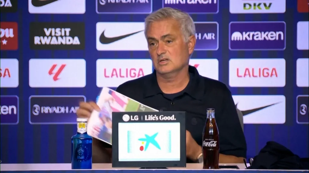 Mourinho si arrabbia con gli arbitri in conferenza stampa dopo la sconfitta nel derby di Madrid