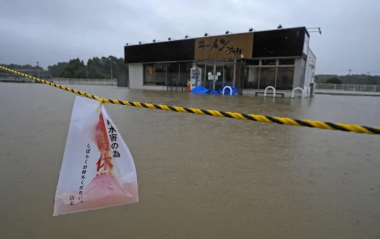 L'area intorno a un ristorante di ramen è inondata da forti piogge mentre il tifone Dujuan si avvicina a Oamishirasato, prefettura di Chiba, Giappone, il 21 settembre 2026