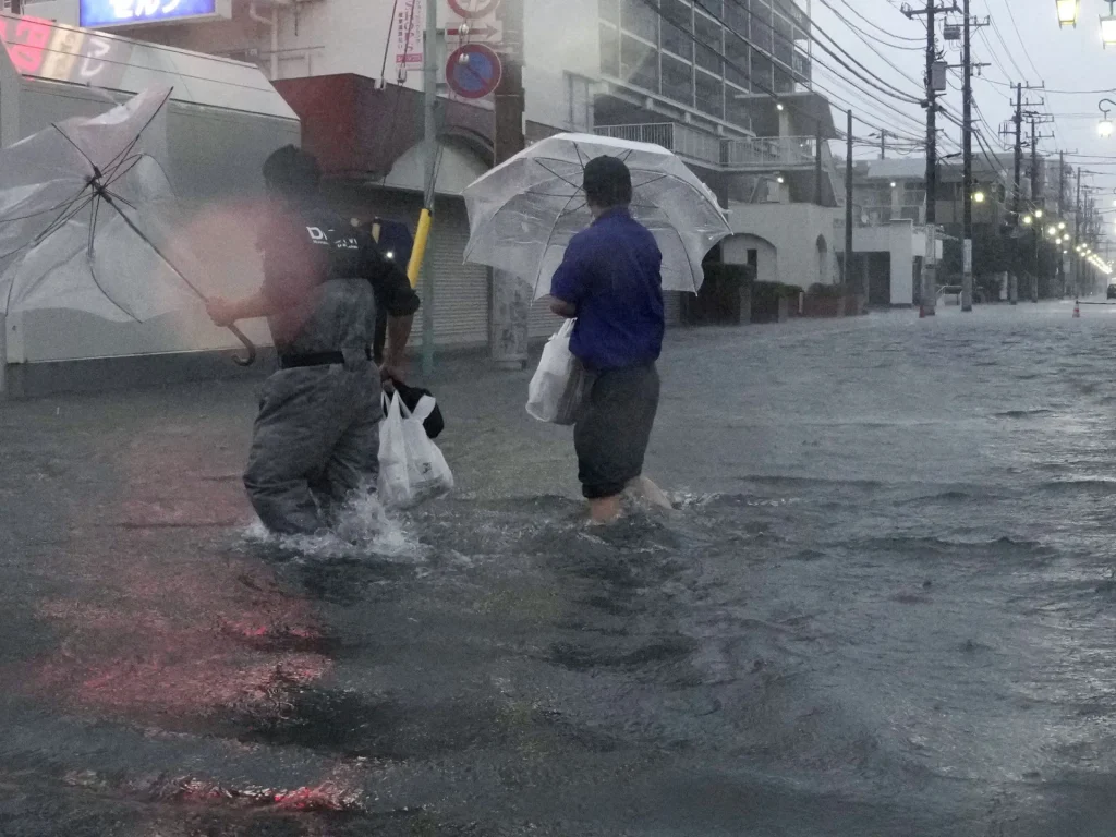 Il tifone Dujuan uccide due persone in Giappone e provoca caos nei viaggi vicino a Tokyo