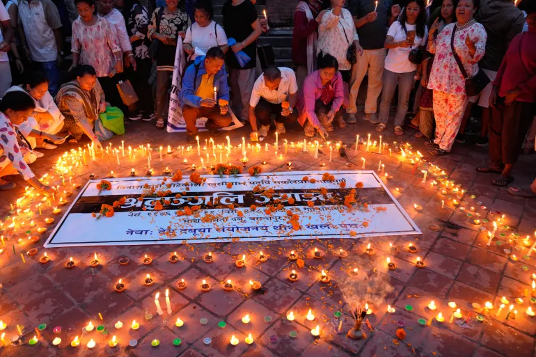 Le persone accendono candele e pregano durante una giornata di lutto per le persone uccise nelle inondazioni del 26 agosto a Kathmandu, Nepal, lunedì 7 settembre 2026