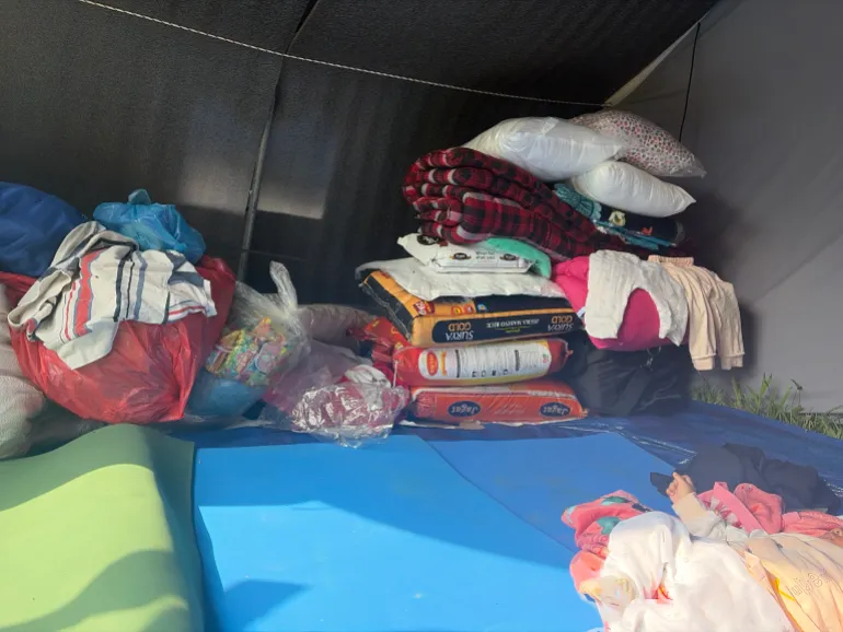 Biancheria da letto, materiali di soccorso e cibo confezionato sono conservati all'interno di una tenda rifugio a misura di bambino a Nuwakot.