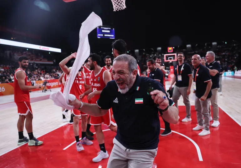 Giochi Asiatici - Aichi-Nagoya 2026 - Pallacanestro - Uomo - Medaglia di Bronzo - Cina contro Iran - Aichi International Arena, Nagoya, Giappone - 20 settembre 2026 UN membro dello staff tecnico iraniano festeggia dopo aver vinto il bronzo nel basket maschile REUTERS/Anushree Fadnavis