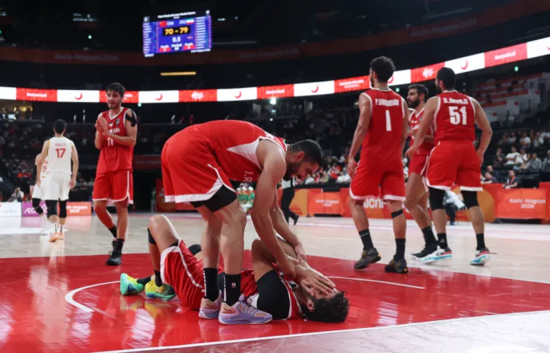 Giochi Asiatici - Aichi-Nagoya 2026 - Basket - Uomo - Medaglia di Bronzo - Cina contro Iran - Aichi International Arena, Nagoya, Giappone - 20 settembre 2026 Matin Aghajanpour iraniano e Mahdi Jafari iraniano festeggiano la vittoria del bronzo nel basket maschile REUTERS/Edgar su