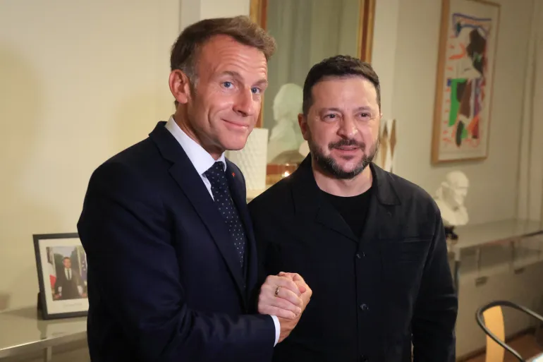 Il presidente francese Emmanuel Macron incontra il presidente ucraino Volodymyr Zelenskyy a margine dell'Assemblea generale delle Nazioni Unite a New York il 21 settembre 2026 [Ludovic Marin/AFP]