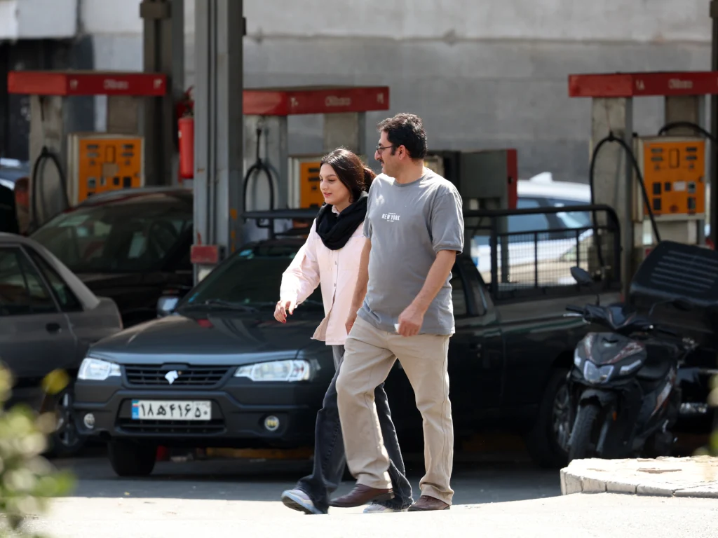 L’Iran riduce gli orari d’ufficio, espande il lavoro a distanza in un contesto di carenza di carburante