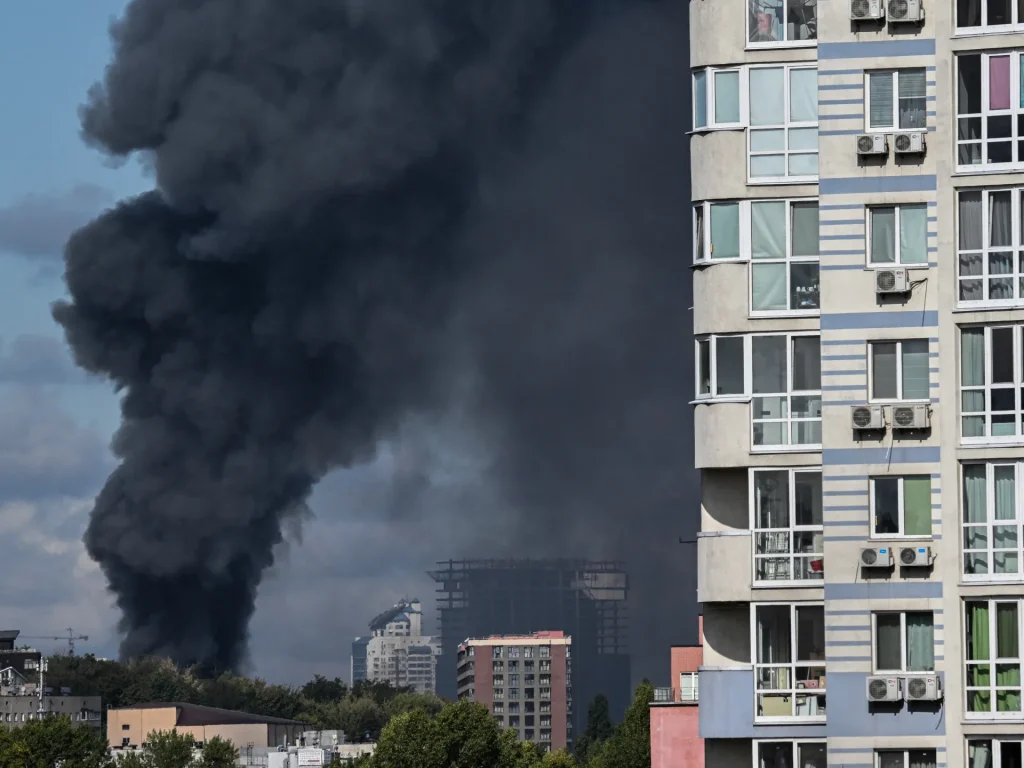 Gli attacchi della Russia a Kiev e Donetsk uccidono sei persone dopo i colloqui Trump-Zelenskyy