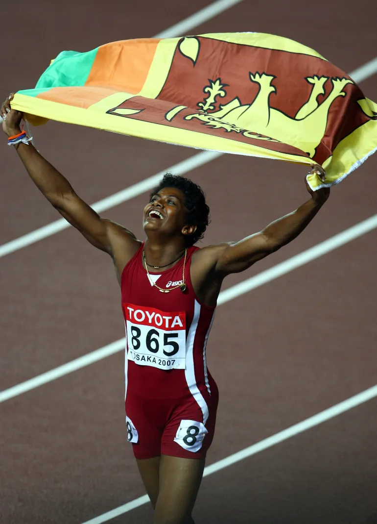 OSAKA, GIAPPONE - 31 AGOSTO: Susanthika Jayasinghe dello Sri Lanka festeggia il terzo posto nella finale dei 200 metri femminili il settimo giorno degli XI Campionati mondiali di atletica IAAF il 31 agosto 2007 allo Stadio Nagai di Osaka, in Giappone. (Foto di Michael Steele/Getty Images)