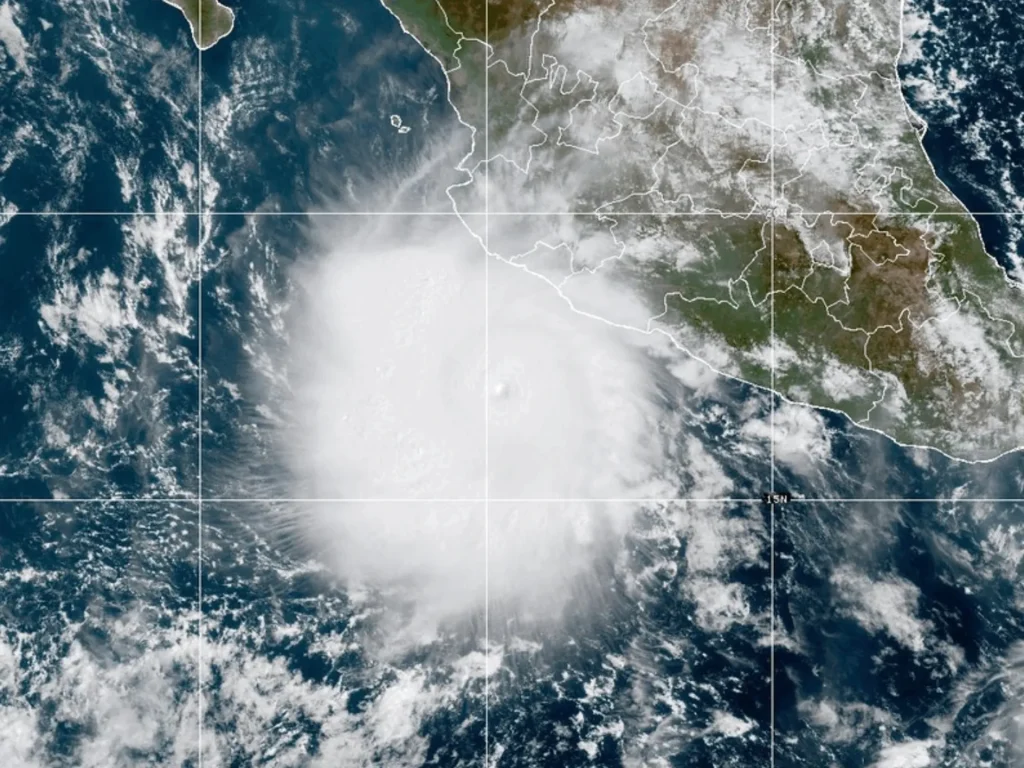 L'uragano Polo colpisce il Messico mentre Nolo si rafforza vicino alle Hawaii