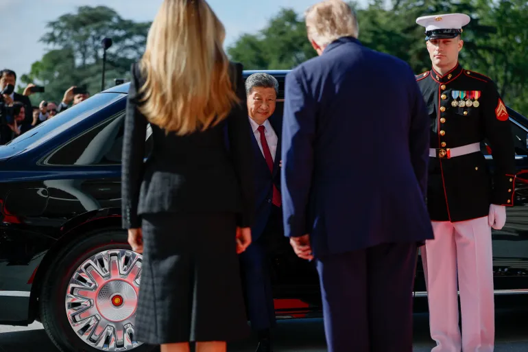 Il presidente degli Stati Uniti Donald Trump e la prima signora Melania Trump danno il benvenuto al presidente cinese Xi Jinping durante una cerimonia di arrivo dello stato sul prato sud della Casa Bianca a Washington, DC, Stati Uniti, il 24 settembre 2026. REUTERS/Evan Vucci