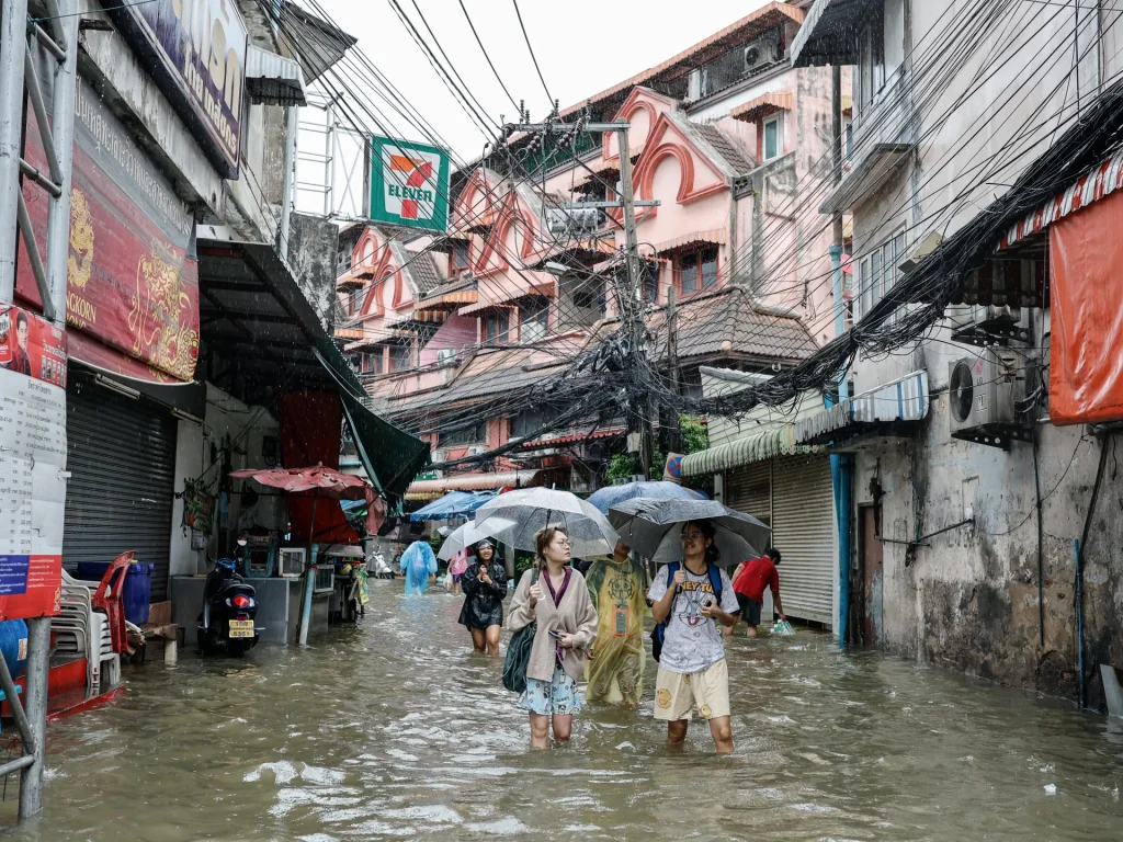 Dichiarata zona disastrata in tutta Bangkok a causa delle forti piogge che provocano inondazioni