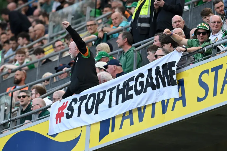 DUBLINO, IRLANDA - 28 MAGGIO: I tifosi protestano contro l'imminente partita tra Repubblica d'Irlanda e Israele durante l'amichevole internazionale tra Repubblica d'Irlanda e Qatar all'Aviva Stadium il 28 maggio 2026 a Dublino, Irlanda. (Foto di Charles McQuillan/Getty Images)
