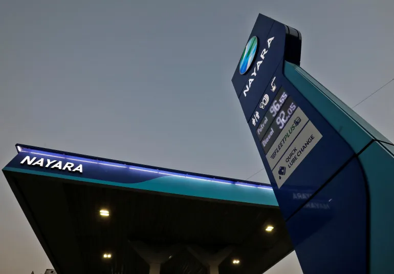 Il logo di Nayara nella sua stazione di rifornimento alla periferia di Ahmedabad, India, 16 novembre 2022