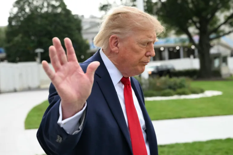 Il presidente degli Stati Uniti Donald Trump saluta mentre si avvia verso la Marine One mentre parte dal South Lawn della Casa Bianca a Washington, DC, il 26 settembre 2026 [AFP]