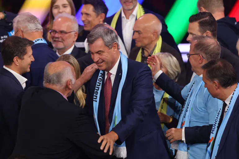 BADEN-BADEN, GERMANIA - 26 SETTEMBRE: Il Premier dello stato bavarese Markus Söder festeggia dopo che Monaco è stato selezionato come candidato tedesco per una futura candidatura olimpica durante l'assemblea generale straordinaria della Confederazione sportiva olimpica tedesca (DOSB) al Kurhaus Baden-Baden il 26 settembre 2026 a Baden-Baden, in Germania. All'assemblea generale straordinaria del DOSB, i delegati potranno votare sulle offerte per Monaco o per la regione KölnRheinRuhr di competere per ospitare i Giochi Olimpici e Paralimpici del 2036, 2040 o 2044. (Foto di Alex Grimm/Getty Images)
