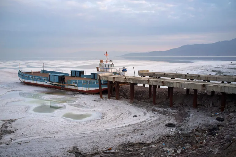 URMIA, IRAN - 11 OTTOBRE 2014: Una vista generale del lago Urmia che è rimasto senza acqua a causa della catastrofe ecologica l'11 ottobre 2014 a Urmia, Iran. Il lago Urmia è un lago salato nell'Iran nordoccidentale, vicino al confine dell'Iran con la Turchia. Il lago si trova tra le province dell'Azerbaigian orientale e dell'Azerbaigian occidentale in Iran, e ad ovest della parte meridionale del Mar Caspio. Nella sua dimensione originale, è il lago più grande del Medio Oriente e il sesto lago di acqua salata più grande della terra con una superficie di circa 5.200 km² (2.000 miglia²), 140 km (87 mi) di lunghezza, 55 km (34 mi) di larghezza e 16 m (52 piedi) di profondità. Il Lago Urmia insieme alle sue circa 102 isole sono protette come parco nazionale dal Dipartimento dell'Ambiente iraniano. (Foto di Kaveh Kazemi/Getty Images)