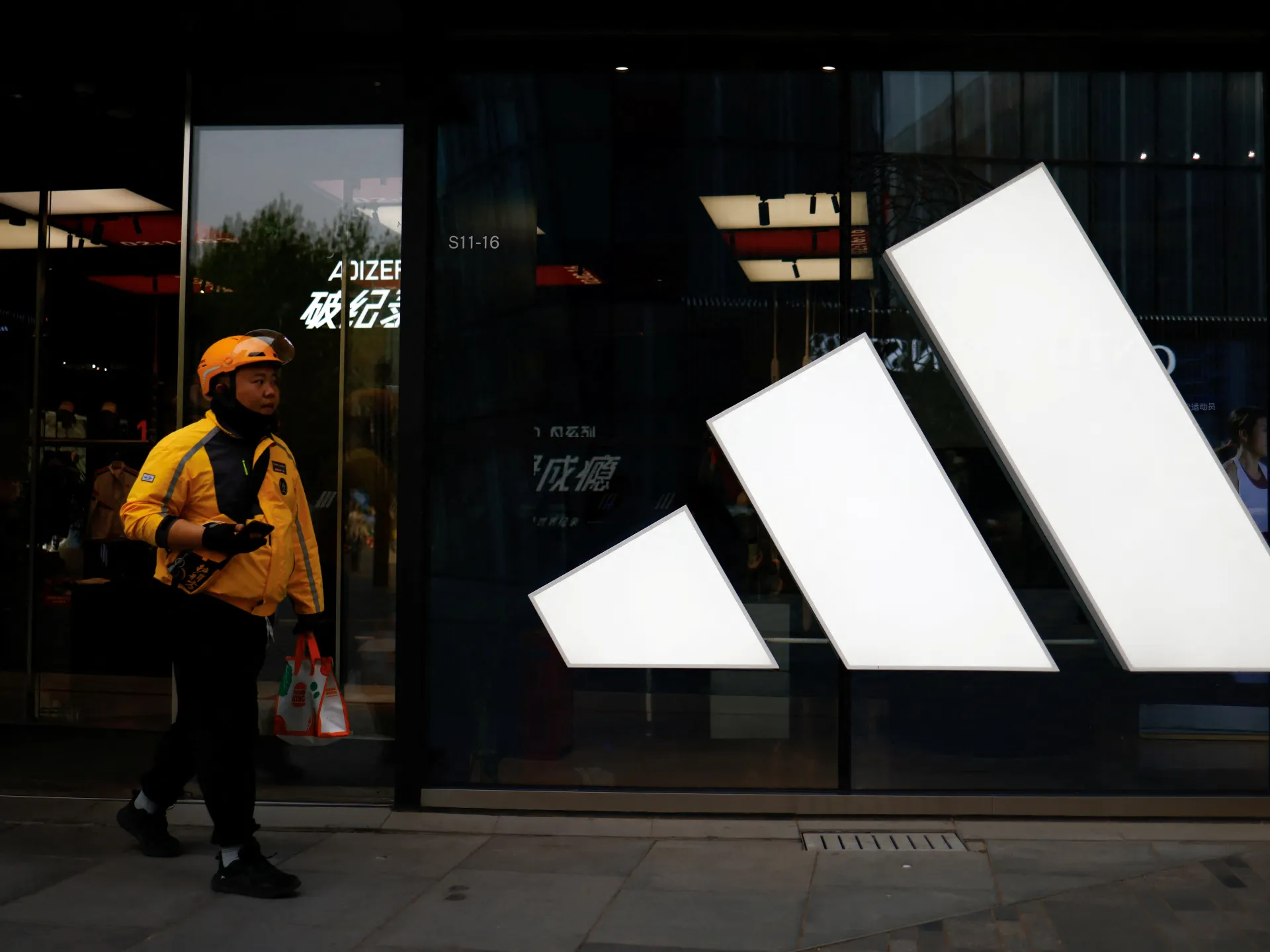 Adidas affronta richieste di boicottaggio per la campagna che vede protagonista un ex soldato israeliano